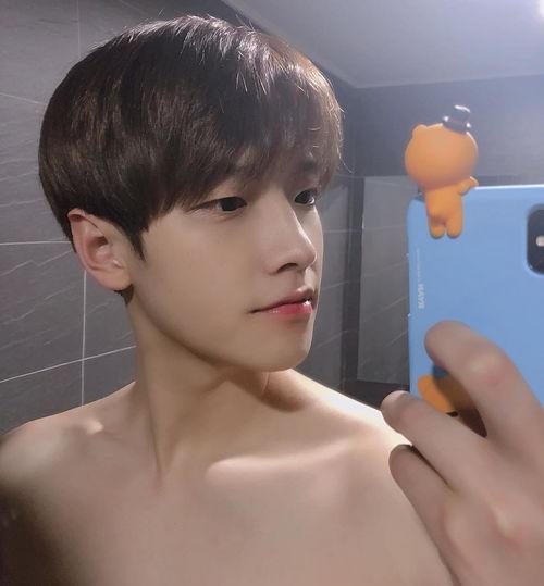 经常晒自己照片的男人